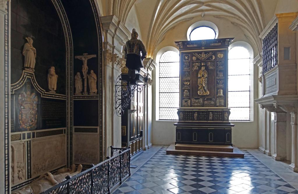Innsbruck: Hofkirche Silberne Kapelle, links Grabmal Erzherzog Ferdinands II. (2025)