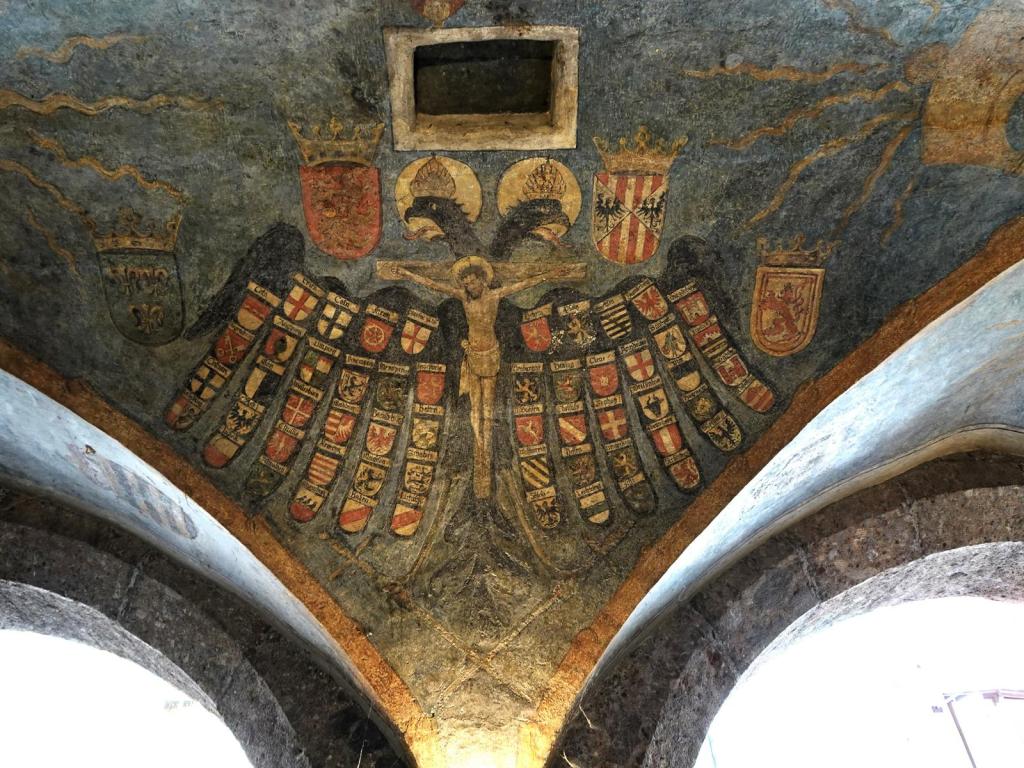 Innsbruck: Stadtrichter Zeller-Haus = Kohleggerhaus - Quaternionenadler im Laubengang (2025)