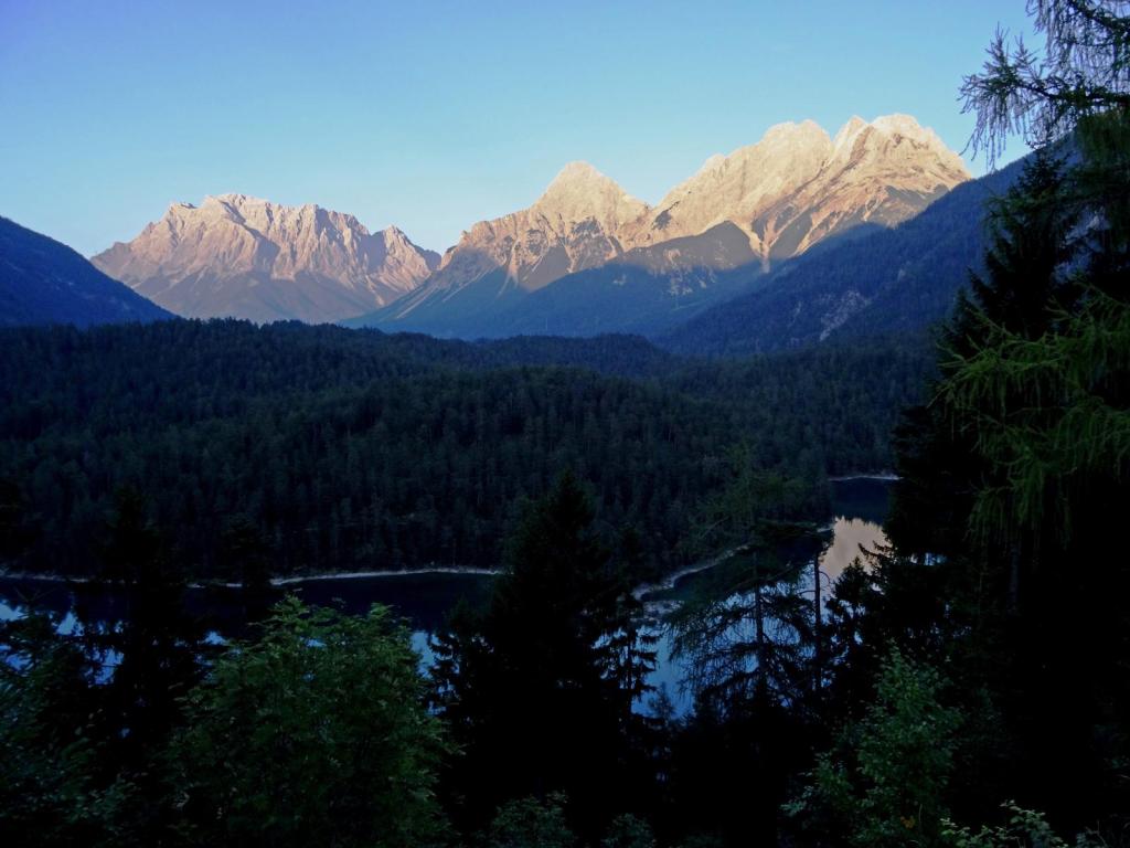 Blick vom Fernpass auf Zugspitze, Sonnenspitze und Grünstein (2017)