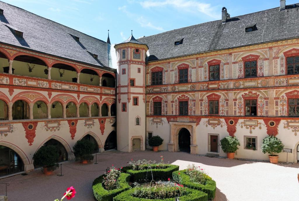 Schloss Tratzberg: Innenhof, Mitte Maximilianschnegg = Treppenturm (2025)