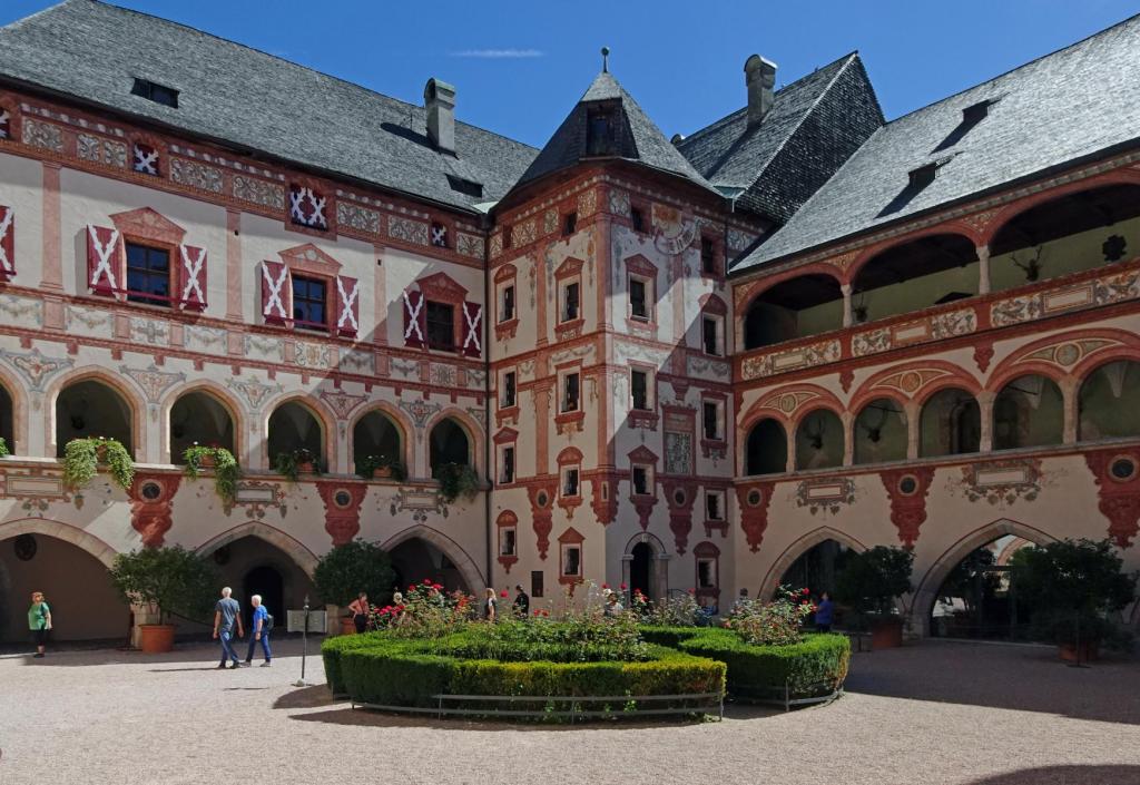 Schloss Tratzberg: Innenhof mit Treppenturm (2025)