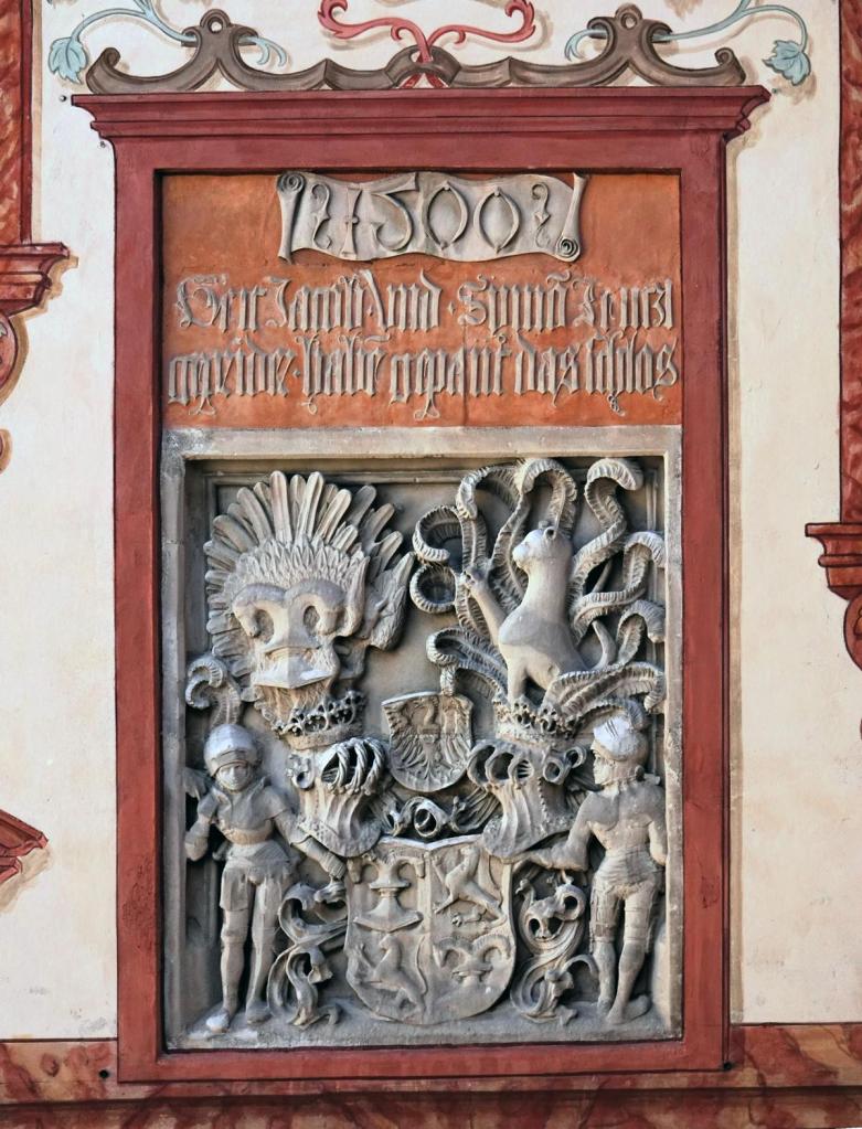 Schloss Tratzberg: Wappen der Bauherren Gebr. Tänzl am Treppenturm (2025)