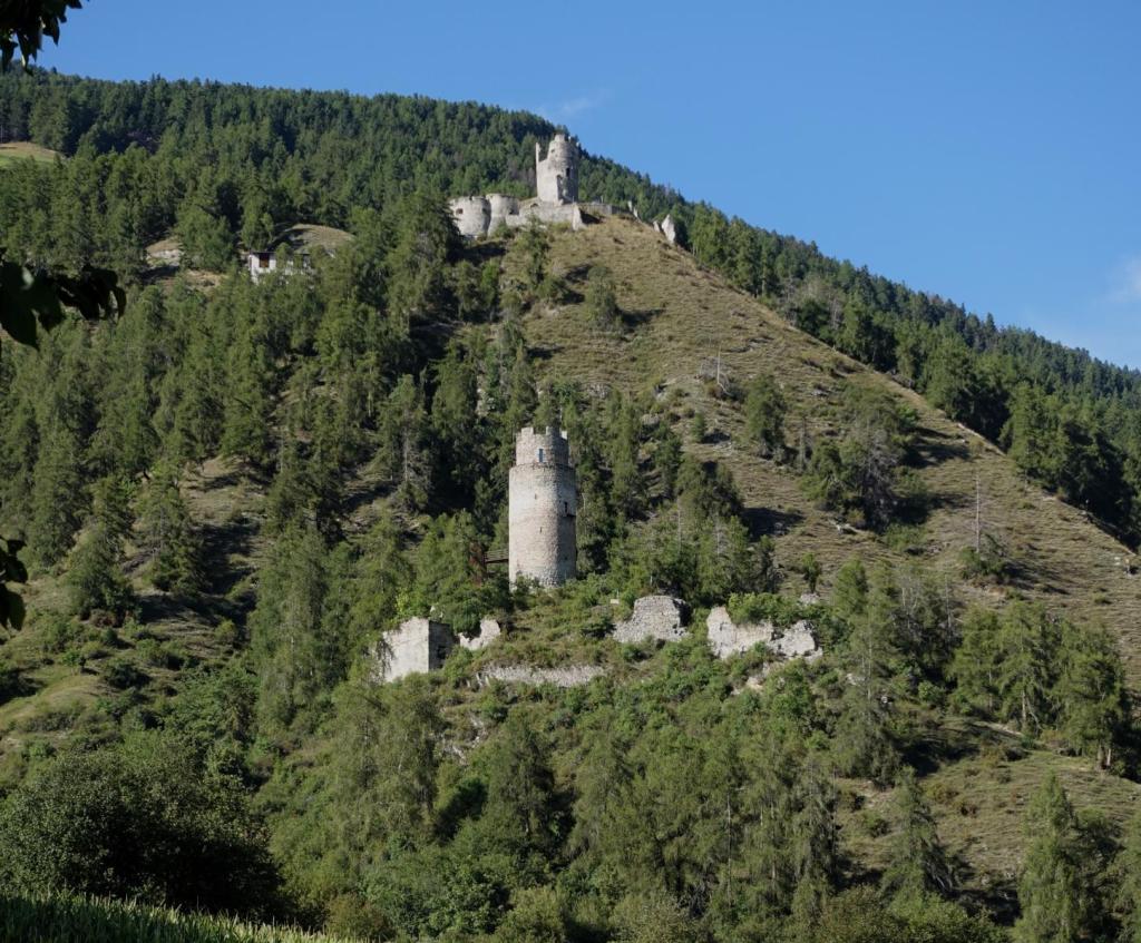 Taufers: Burgen Reichenberg [unten] und Rotund [oben] (2025)