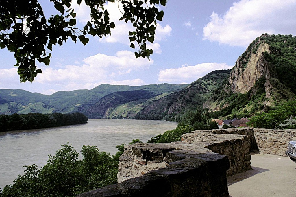 Dürnstein: Blick vom Neuen Schloss donauaufwärts (1987)