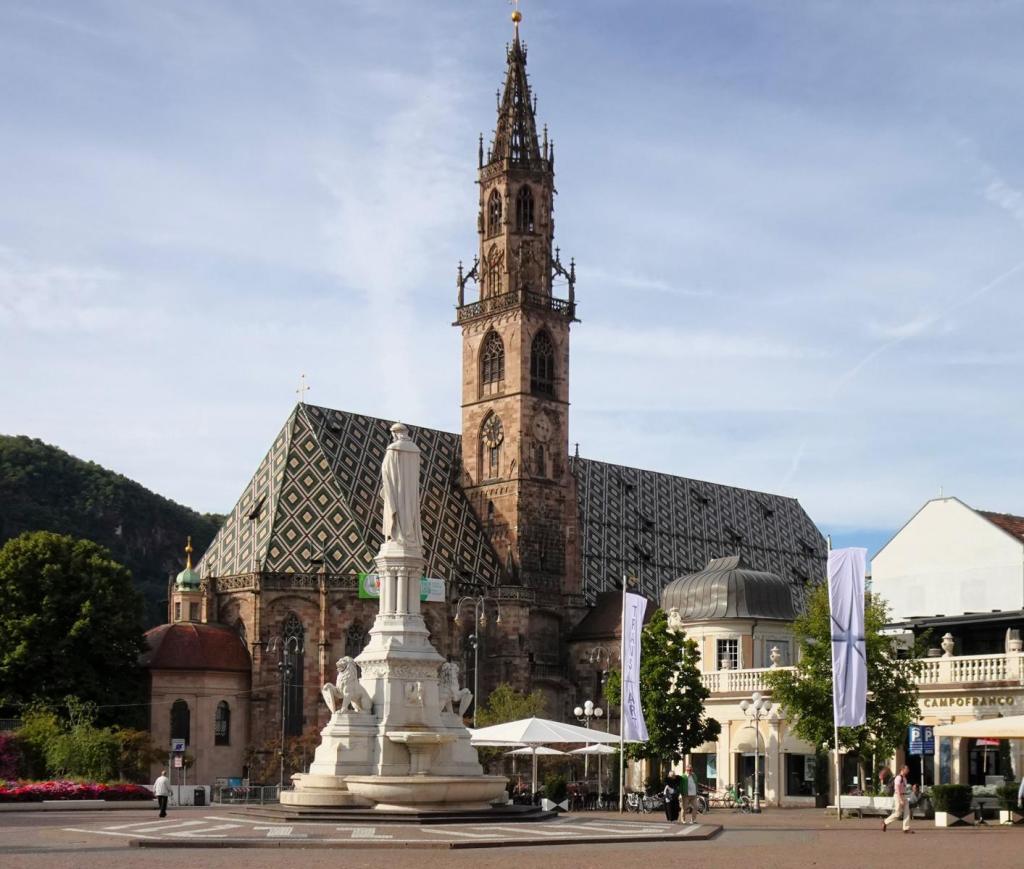 Bozen: Waltherplatz mit Waltherdenkmal und Stadtpfarrkirche [heute Dom] (2025)