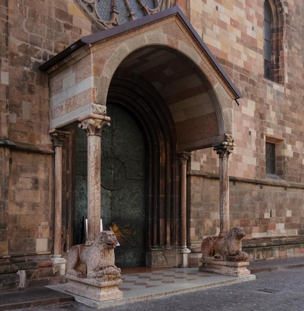 Bozen: Stadtpfarrkirche [heute Dom] Löwenportal = Westportal (2025)