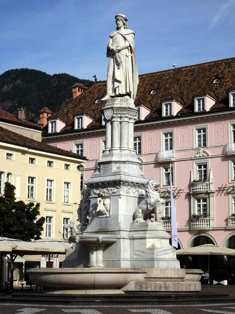 Bozen: Waltherplatz Denkmal Walther von der Vogelweide (2025)