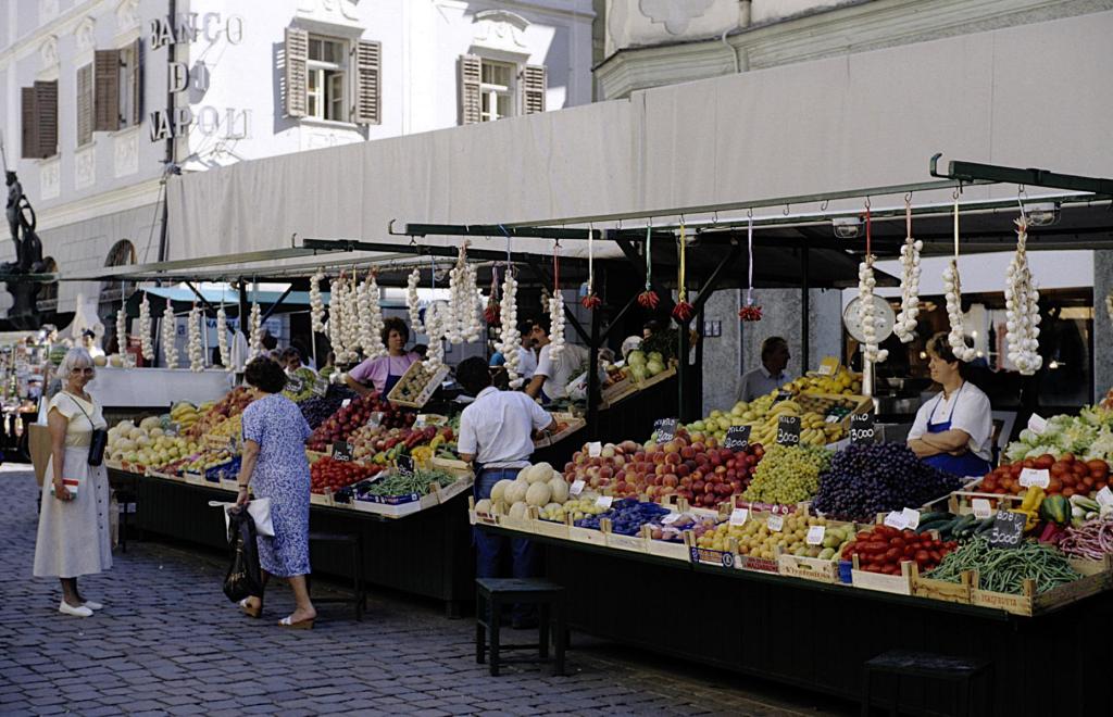 Bozen: Obstmarkt (1988)