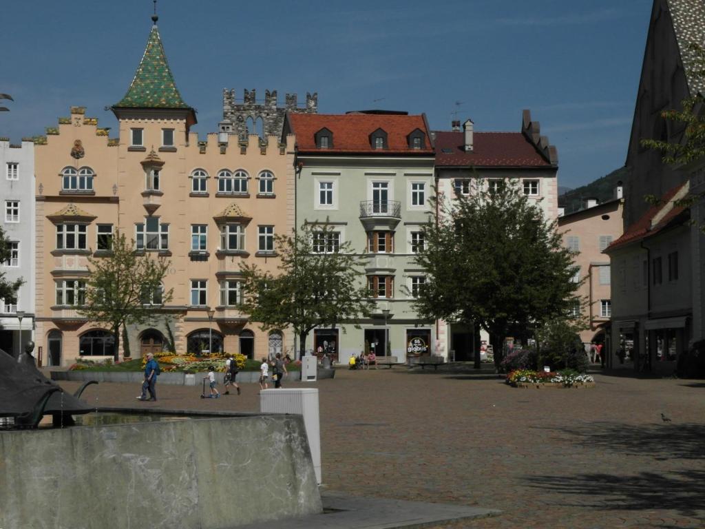 Brixen: Domplatz, links Rathaus (2017)