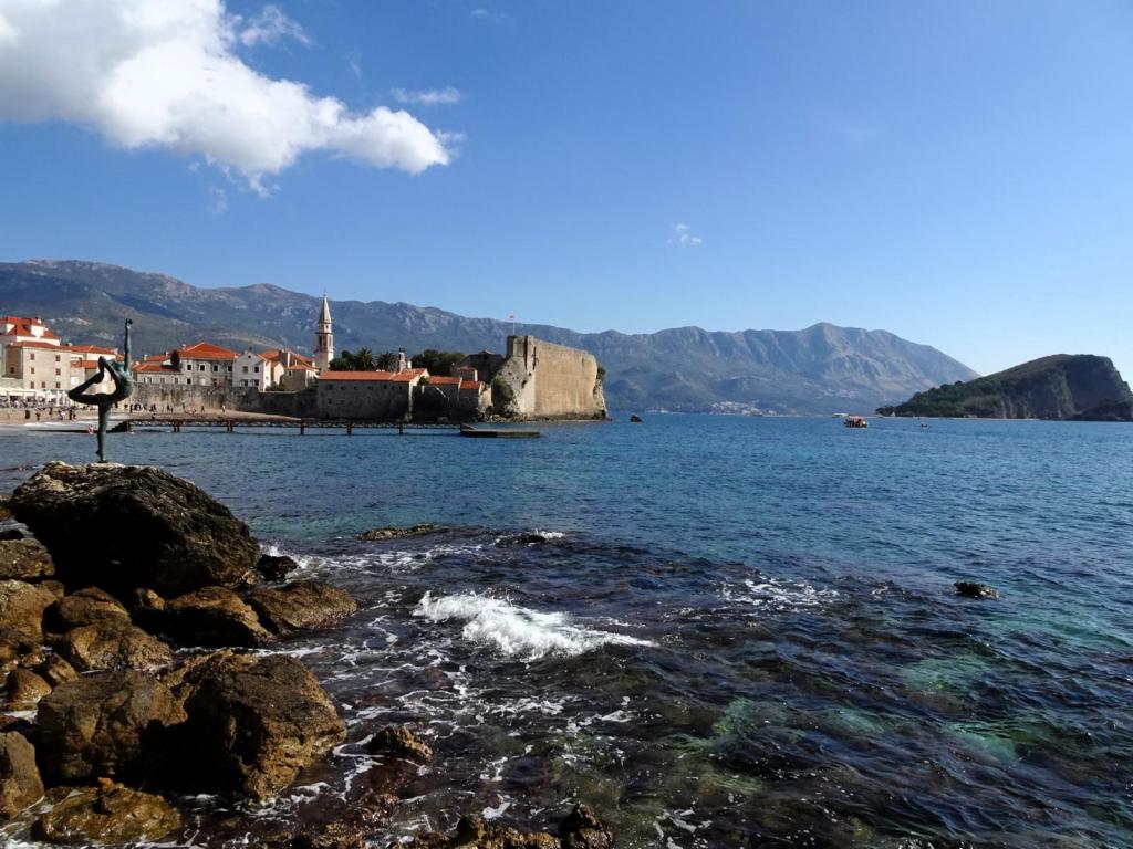 Budva: Ballerina und Altstadt (2025)