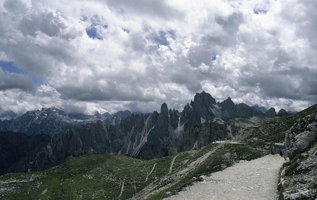 Blick von den Drei Zinnen nach Süden auf die Cadini-Gruppe (1988)