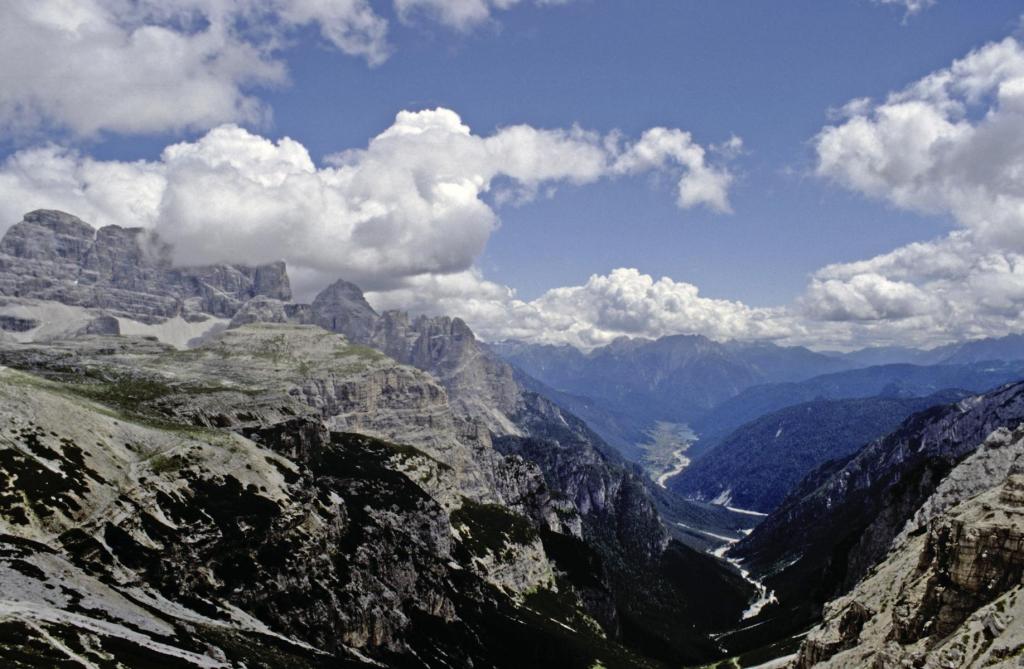 Blick von den Drei Zinnen nach Süden nach Auronzo [Ansiei-Tal], links Zwölferkofel (1988)