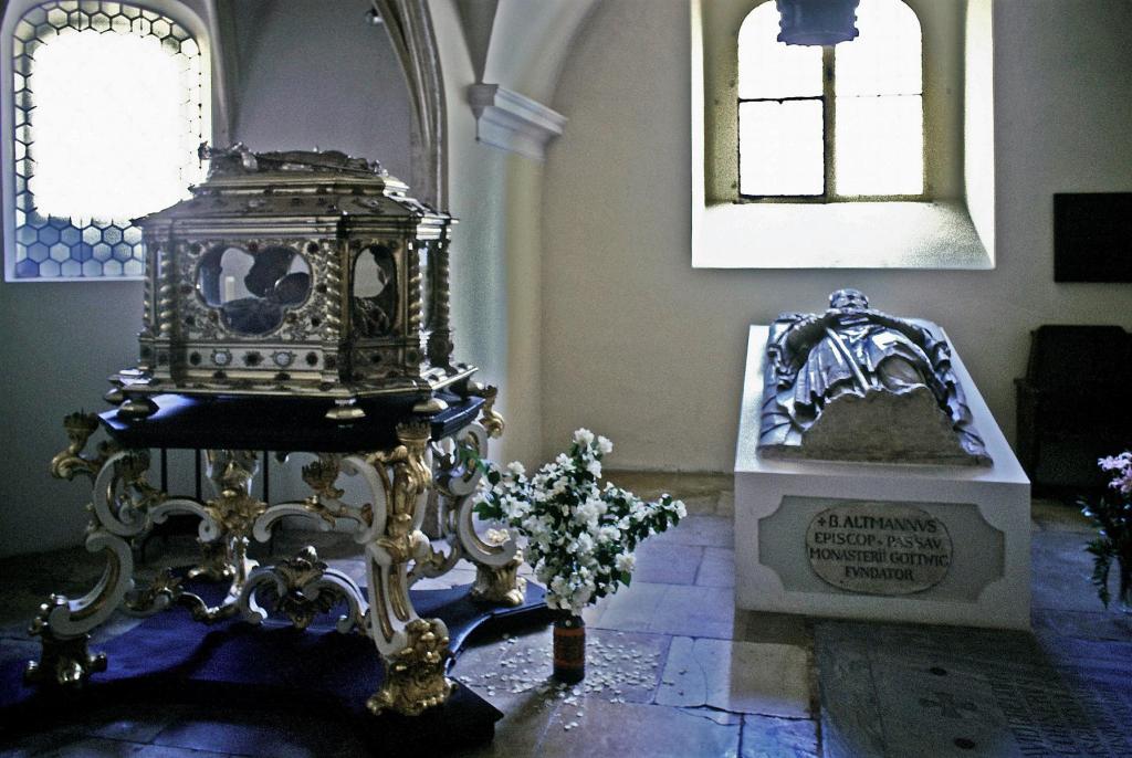 Göttweig: Stift Kirche Krypta [links Altmann-Reliquienschrein, rechts Altmann-Sarkophag] (1987)