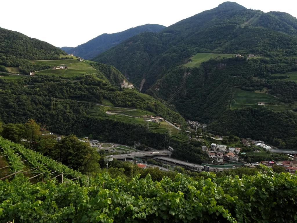 Blick zur Burg Karneid über dem Eggental (2025)