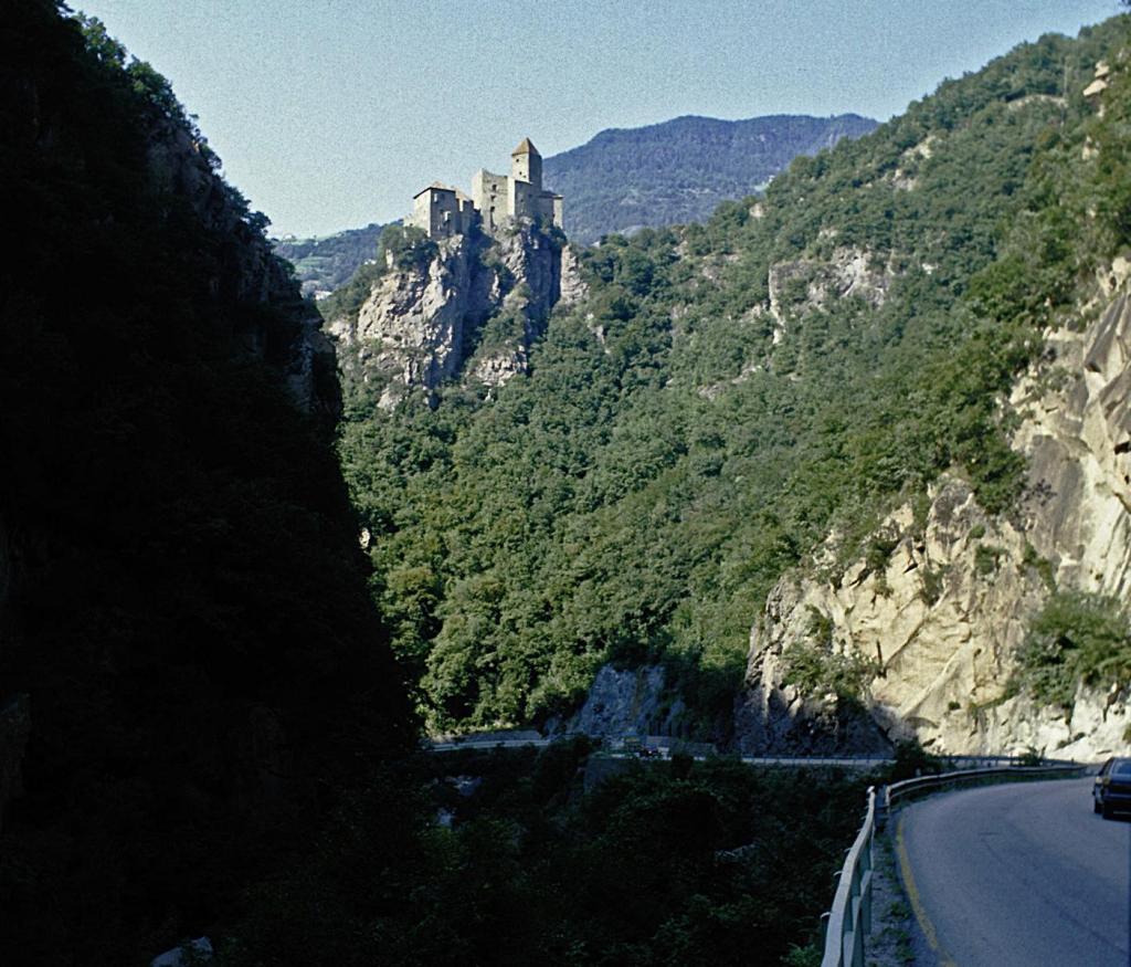 Burg Karneid über dem Eggental (1988)