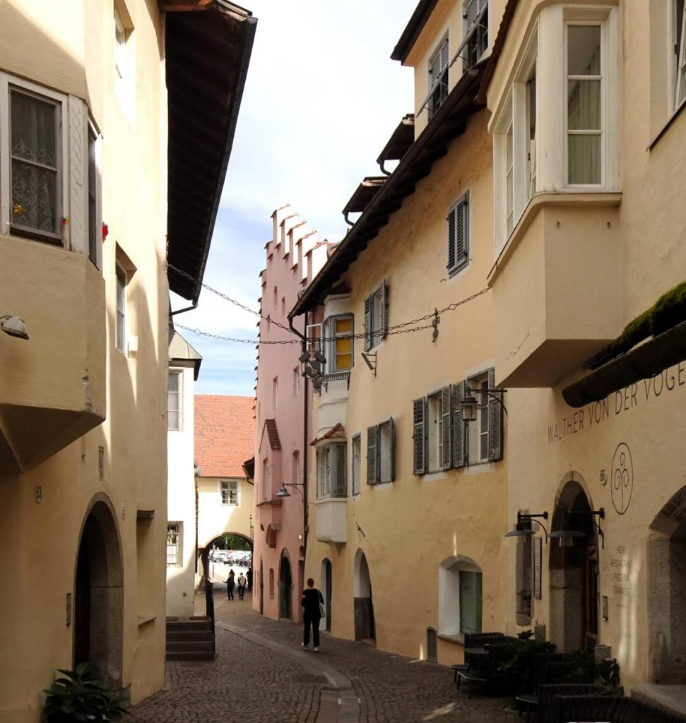 Klausen: Oberstadt, rechts Gasthof Walther von der Vogelweide (2025)