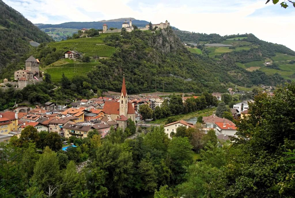 Klausen: Blick von der Dürerbank auf die Stadt und Kloster Säben (2025)