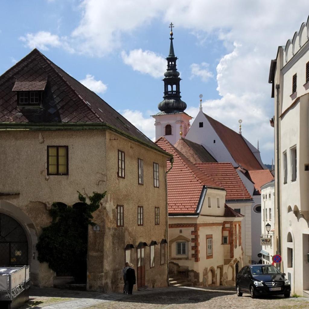 Krems: Margarethengasse, hinten Pfarrkirche (2024)