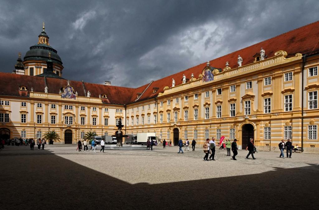 Melk: Stift Prälatenhof (2024)