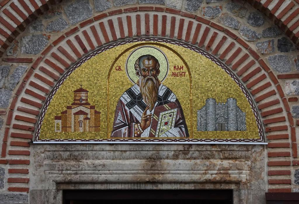 Ohrid: Kliment- und Pantaleon-Kirche Darstellung von Kliment über dem Portal (2025)