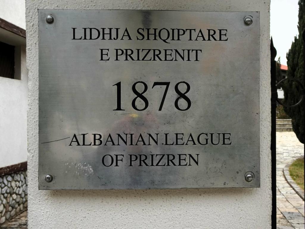 Prizren: Stätte der Liga von Prizren Eingangsschild (2025)