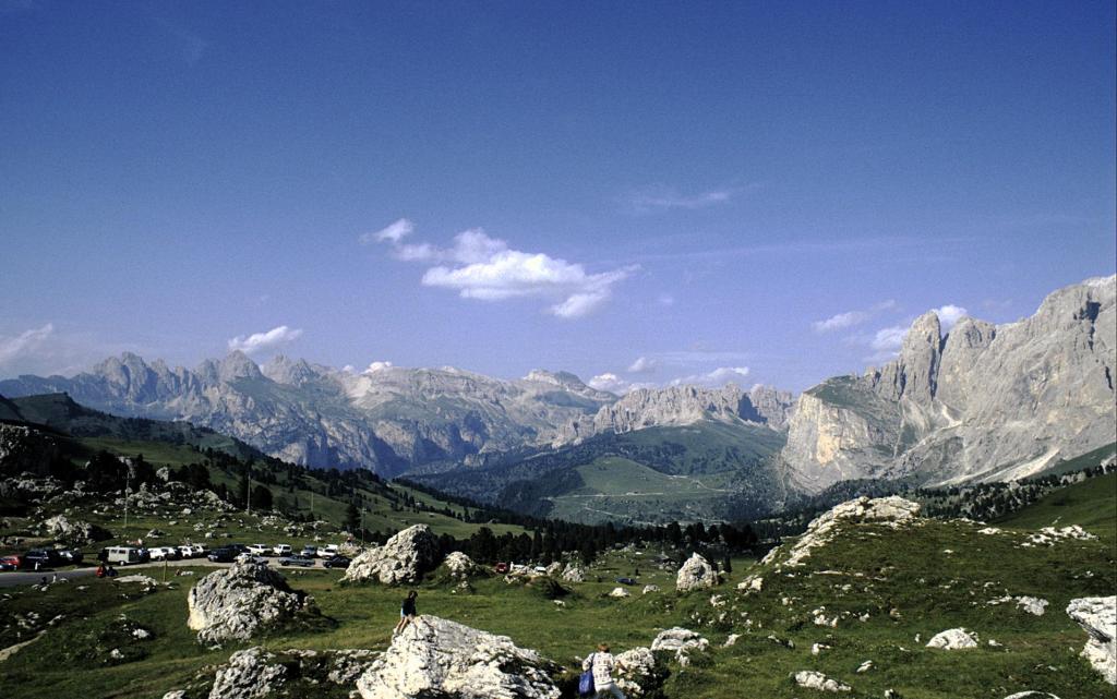 Blick vom Sellajoch zur Puezgruppe, links Geislergruppe (1988)