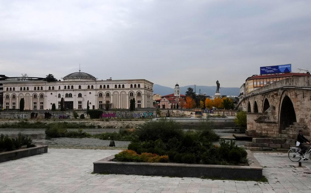 Skopje: VMRO-Museum - Karpošplatz [hinten] - Steinerne Brücke (2025)