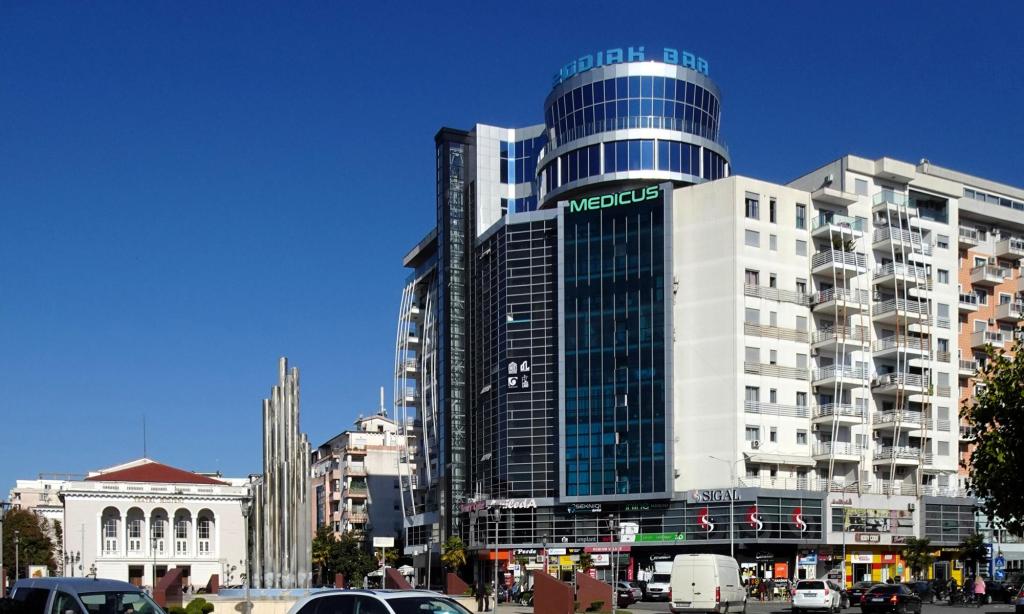 Skutari: Demokratieplatz, links Migjeni-Theater (2025)