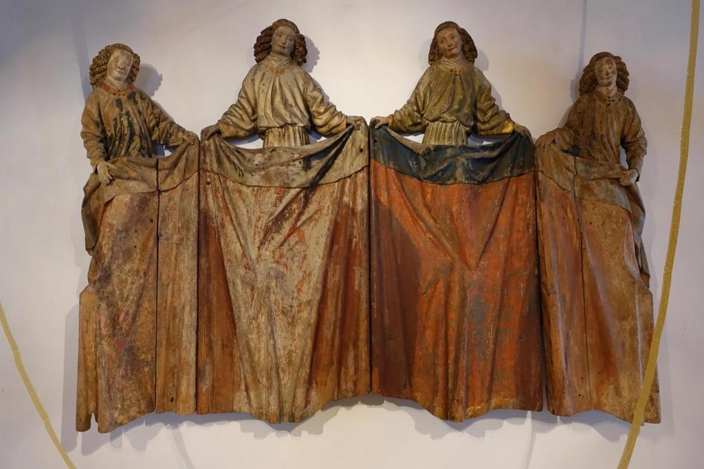 Sterzing: Deutschhaus Sterzinger Altar von Multscher - Tuchtragende Engel an der Schreinrückwand (2025)