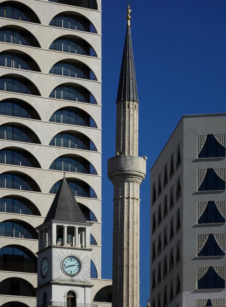 Tirana: Uhrturm und Minarett der Ethem Bey-Moschee (2025)