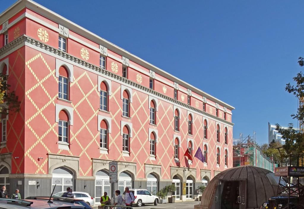 Tirana: Oberster Rechnungshof [Gebäude von 1925 in italienischem Stil] (2025)