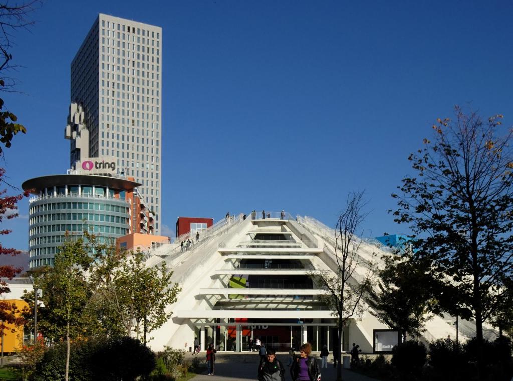 Tirana: Pyramide (2025)