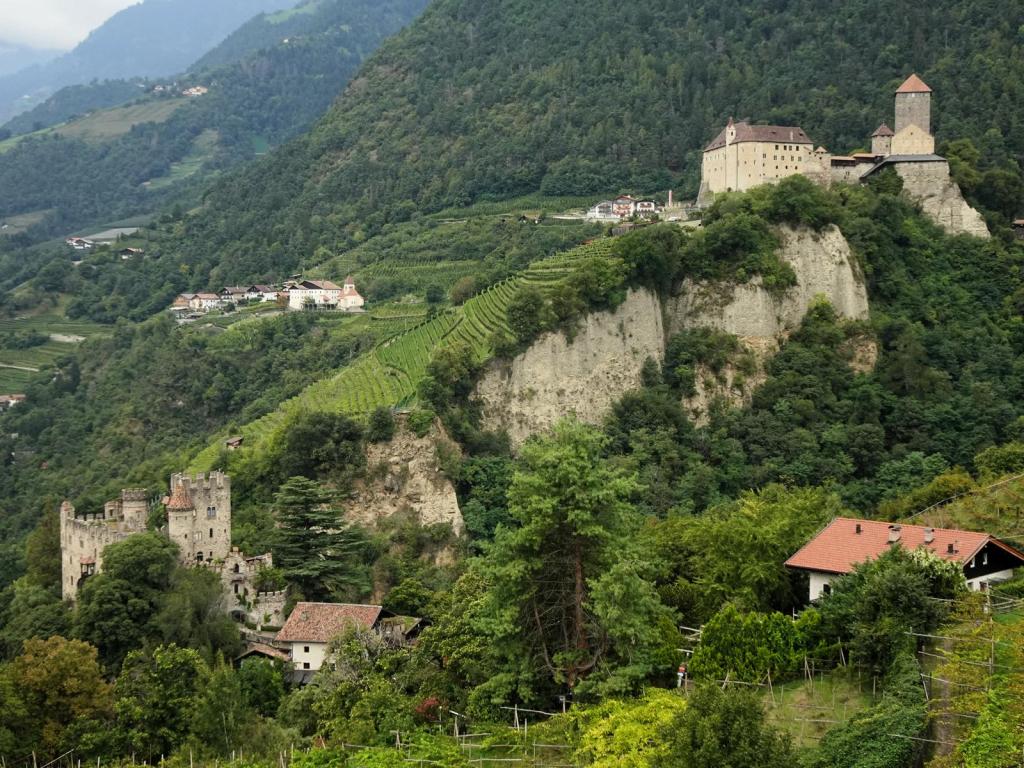 Dorf Tirol: Brunnenburg und Burg Tirol (2025)