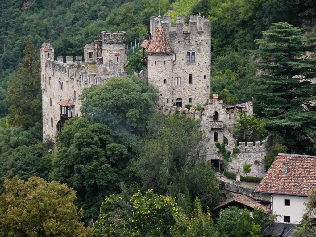 Dorf Tirol: Brunnenburg (2025)