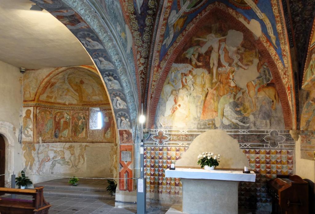 Tramin-Kastellaz: Jakobskirche Hauptschiff [links] und Südseitenschiff [rechts] (2025)