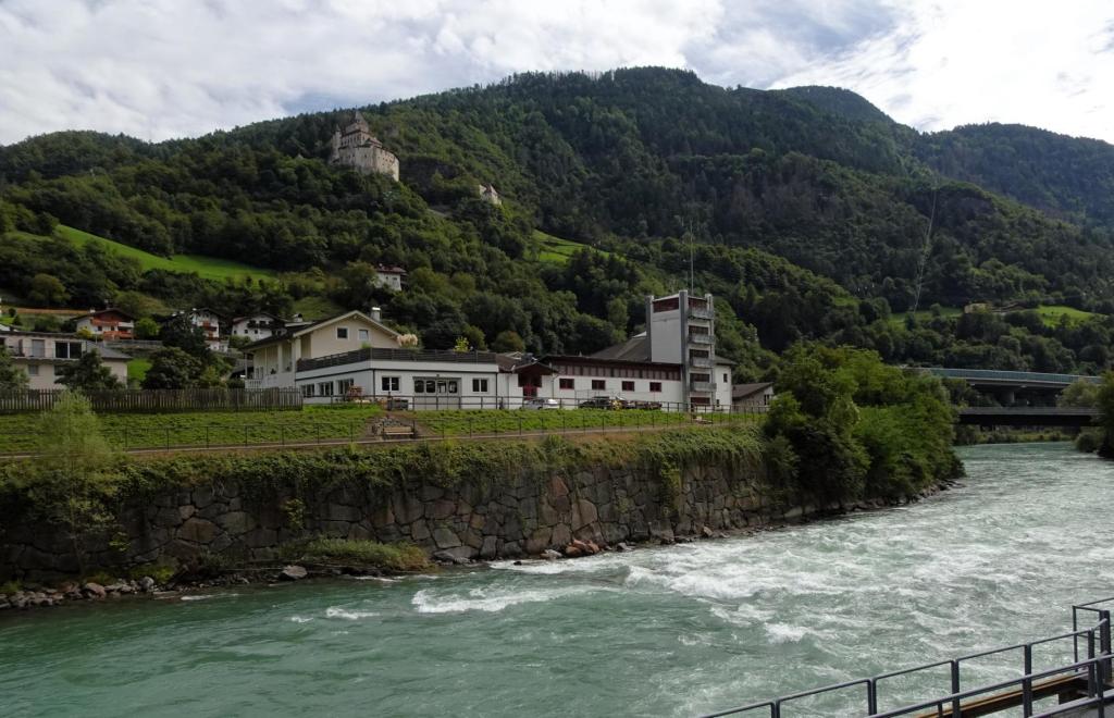 Blick über den Eisack zur Trostburg (2025)
