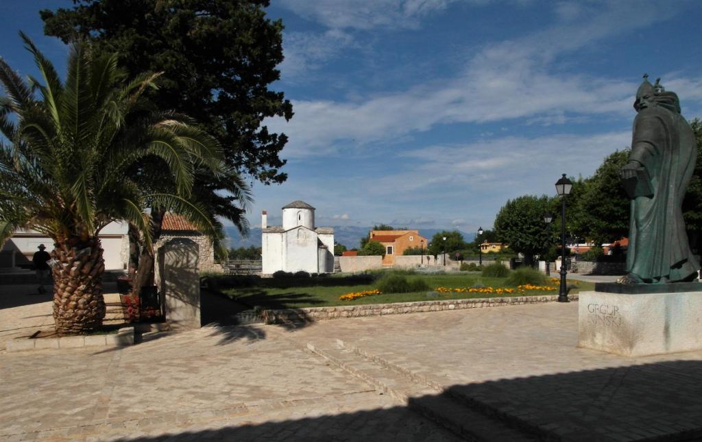Nin: Blick zur Heilig-Kreuz-Kirche, rechts Grgur Ninski-Statue (2016)