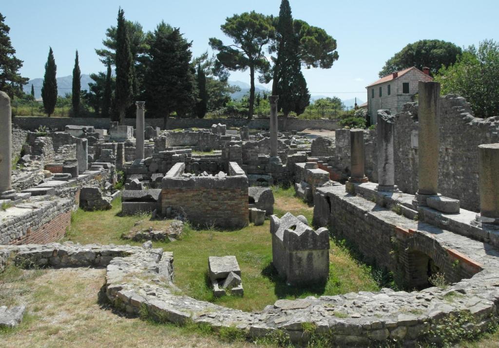 Salona: Manastirine (2016)