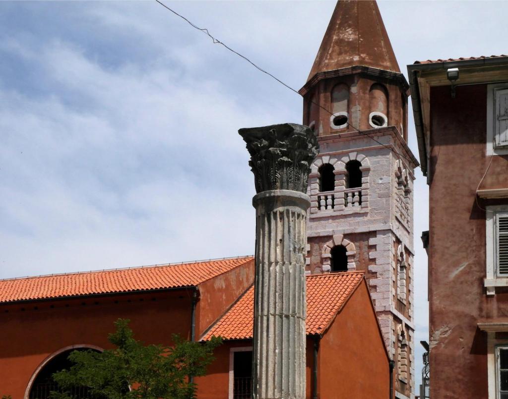 Zadar: Römische Säule und Simeonskirche (2015)