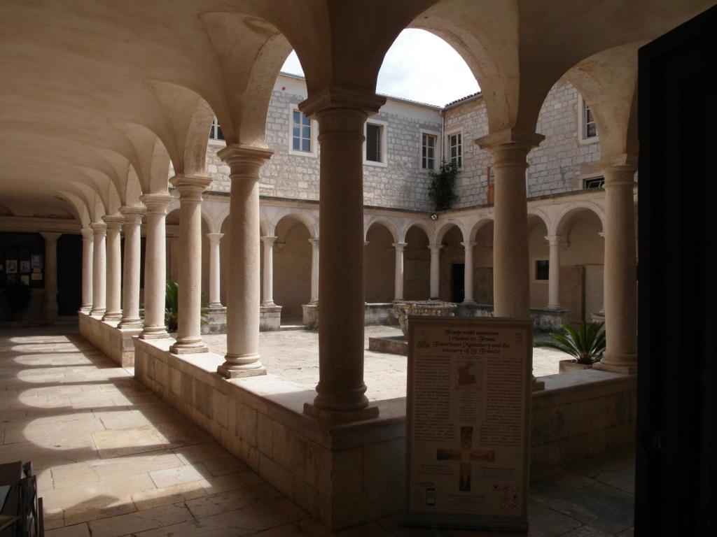 Zadar: Franziskanerkloster Kreuzgang (2016)