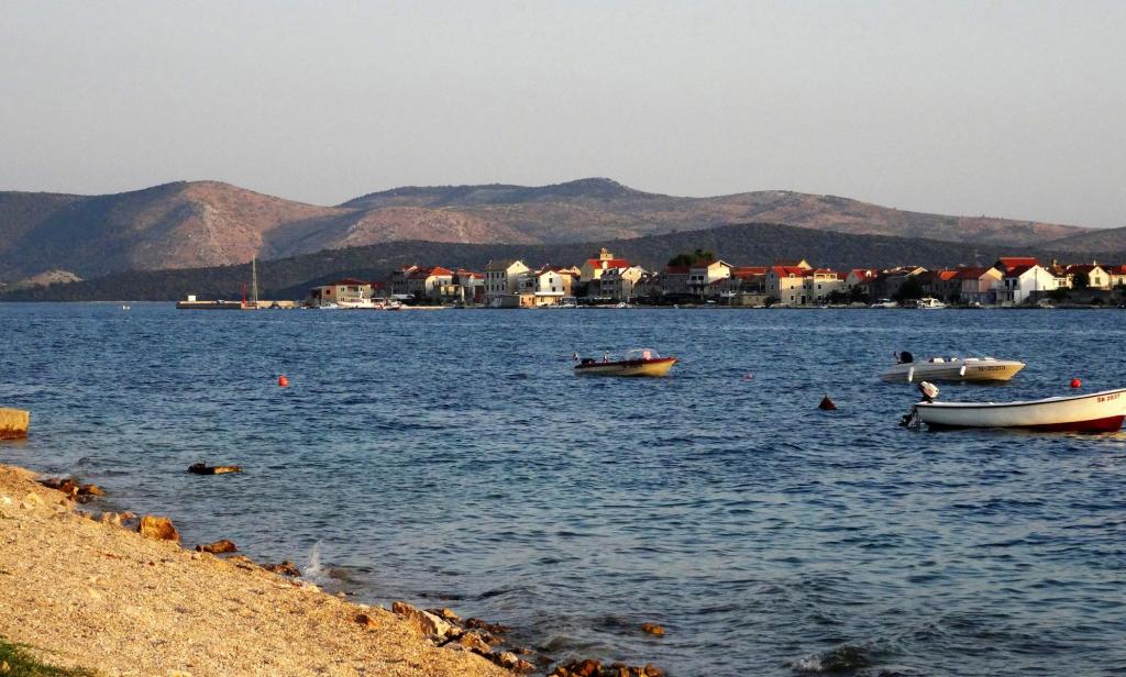 Brodarica bei Sibenik: Blick zur Insel Krapanj (2015)