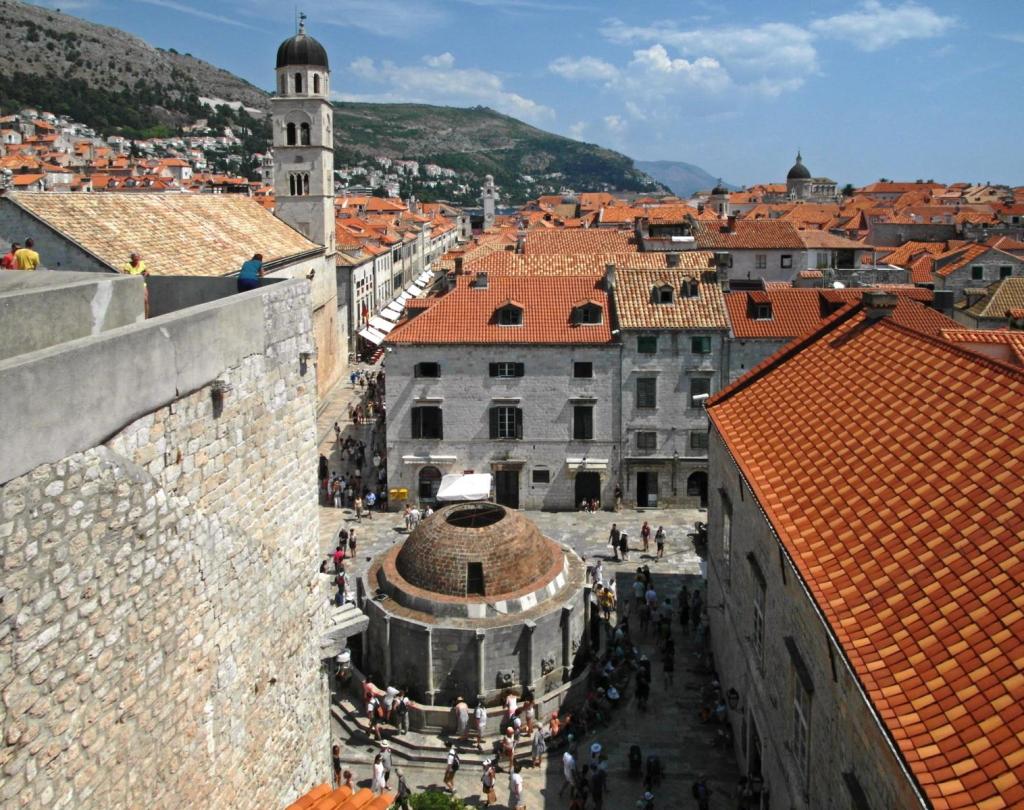 Dubrovnik: Blick von der Stadtmauer auf den Großen Onofriobrunnen (2015)