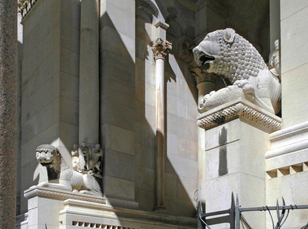 Split: Diokletianspalast Kathedrale romanische Löwenfiguren am Fuß des Glockenturms (2016)