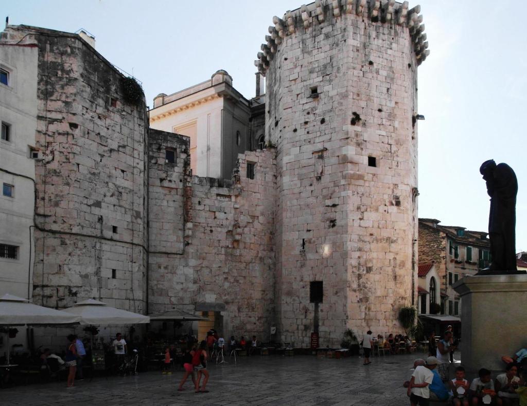 Split: Obstplatz [Gebr. Radic-Platz] Wehrturm des Kastells (2016)