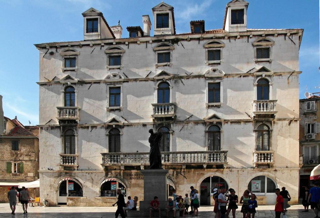 Split: Obstplatz [Gebr. Radic-Platz] Milesi-Palast, davor Marulic-Statue (2016)