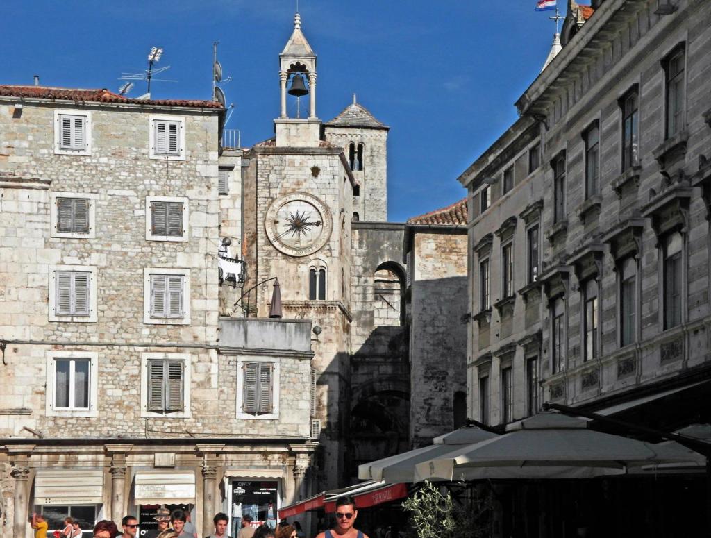 Split: Volksplatz romanisches Turmhaus mit gotischem Glockenturm, dahinter Eisernes Tor [Porta Ferrea] (2016)