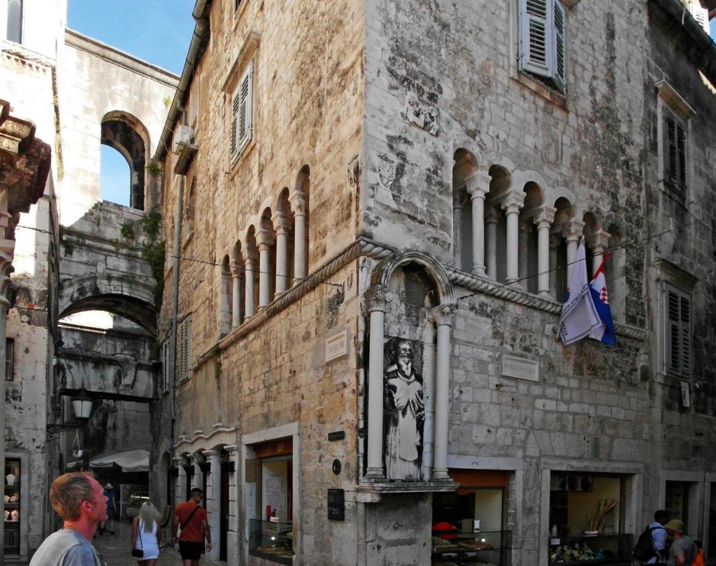 Split: Ciprianis-Palast mit Antoniusfigur (2016)