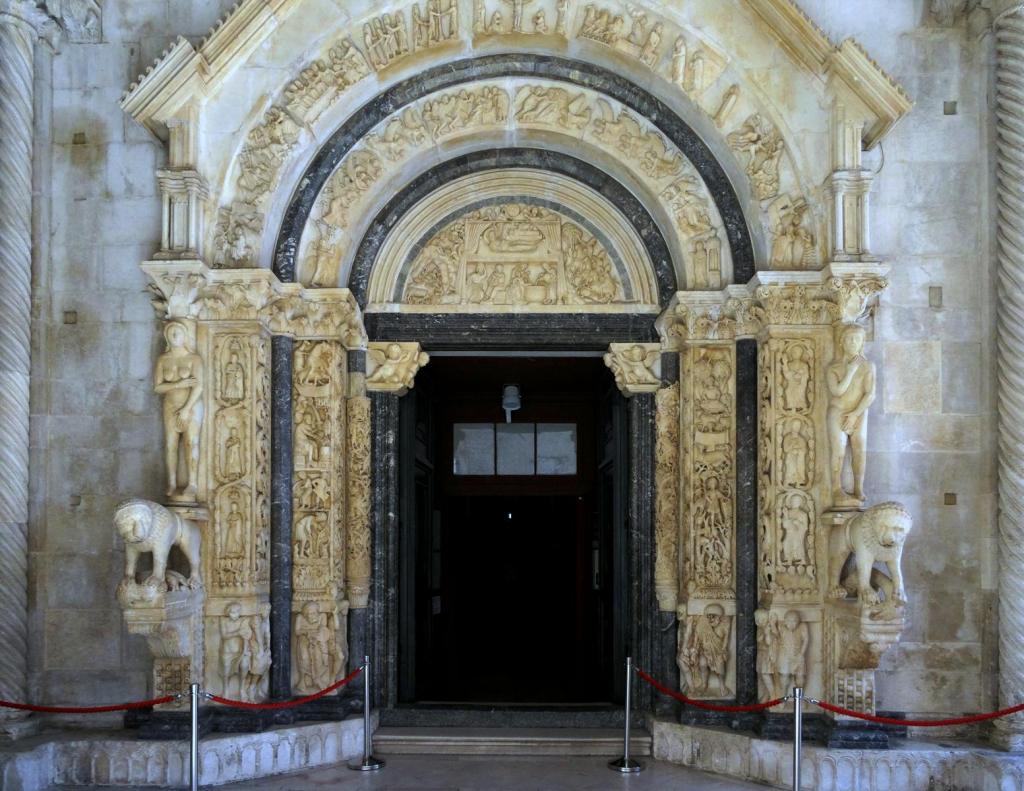 Trogir: Kathedrale Portal (2016)
