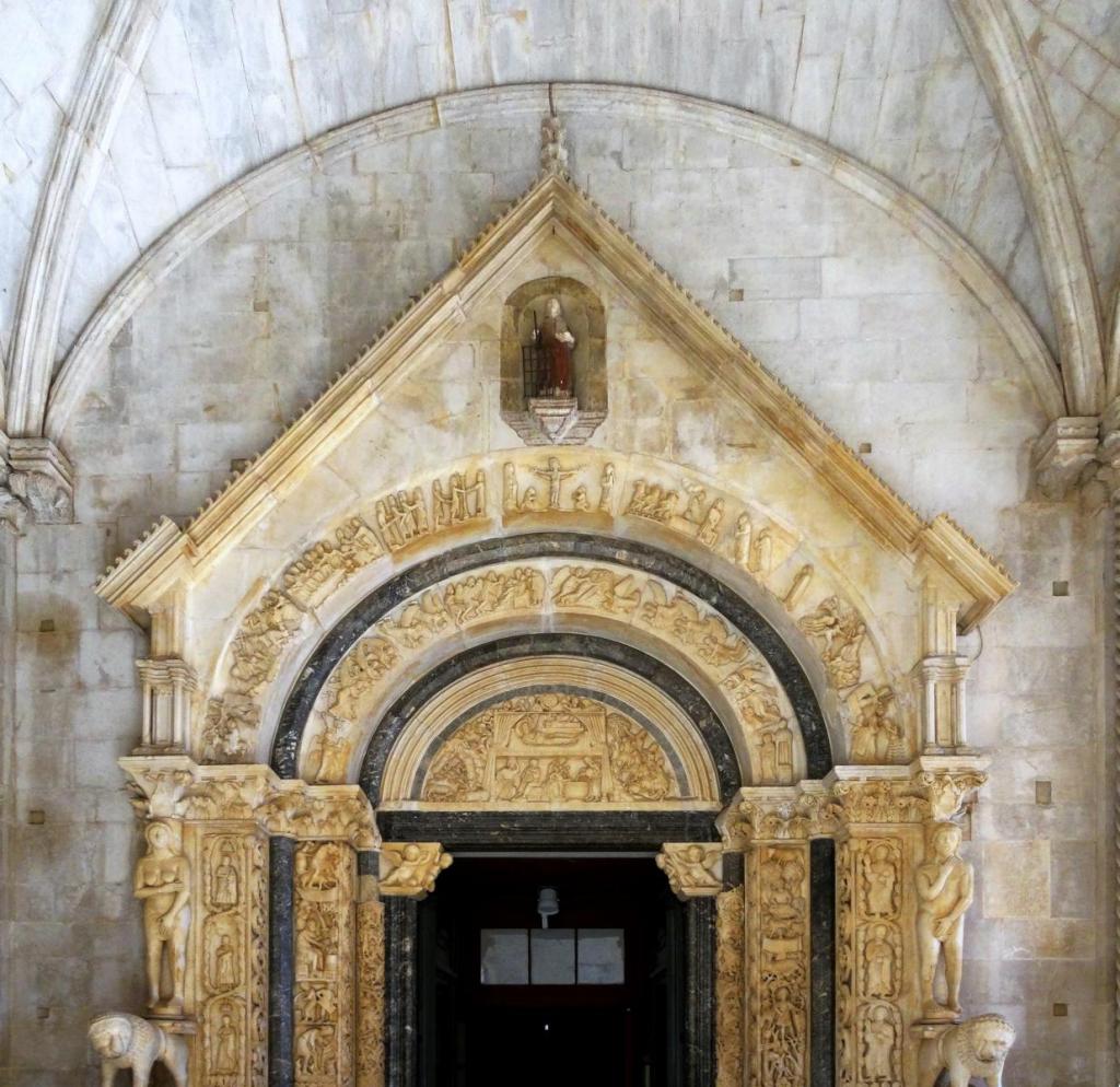 Trogir: Kathedrale Portal (2016)