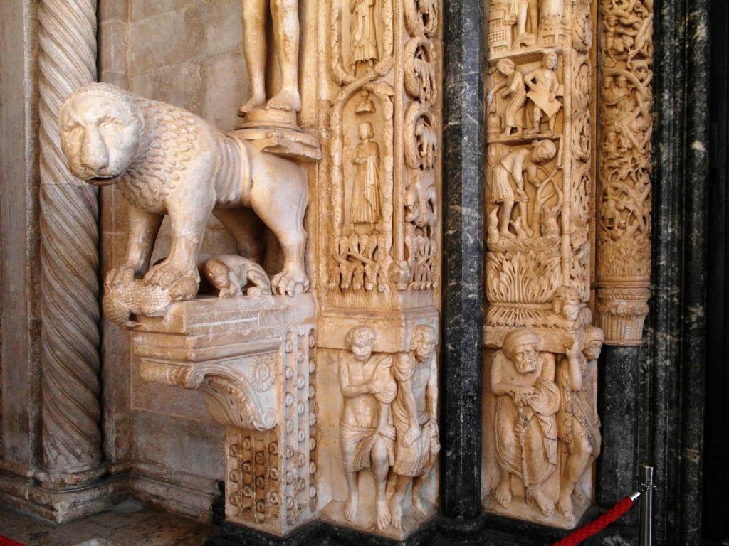 Trogir: Kathedrale Portal (2016)